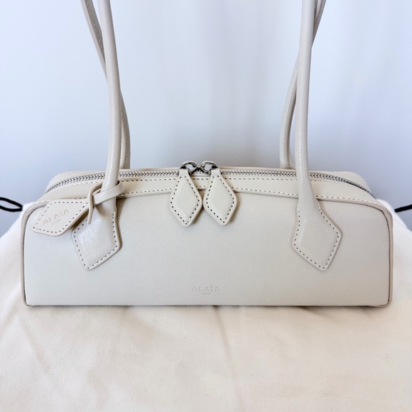 Authentic Alaïa Le Teckel Small Shoulder Bag In Ivory Calfskin - Picture 5 of 11